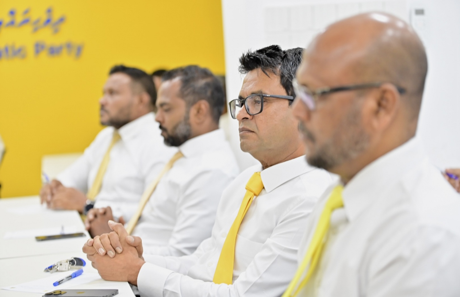 ރައްޔިތުންގެ މަޖިލިހުގެ އިންތިހާބުގެ ބޮޑު ބައްޔަށް ފަހު އެމްޑީޕީން ރޭ ބޭއްވި ގައުމީ މަޖިލިހުގެ ބައްދަލުވުމުގައި ބައިވެރިވެވަޑައިގެންނެވި ބައެއް ބޭފުޅުން.---ފޮޓޯ: އެމްޑީޕީ