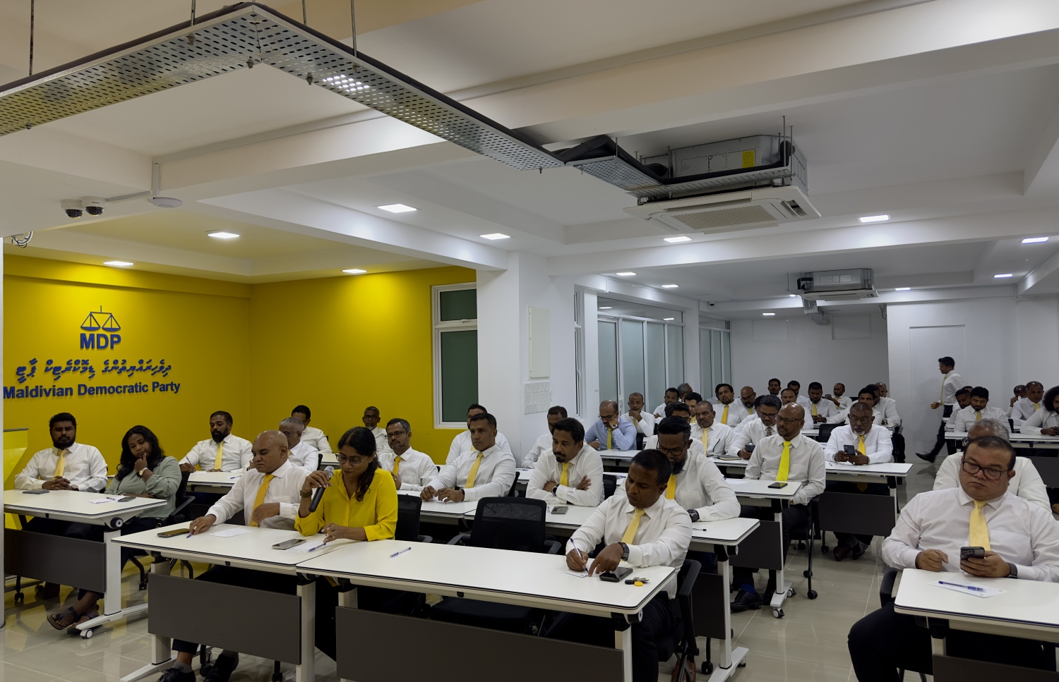 އެމްޑީޕީގެ ގައުމީ މަޖިލިހުގެ ރޭގެ ބައްދަލުވުން ކުރިއަށް ގެންދަނީ.---ފޮޓޯ: އެމްޑީޕީ