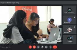 An ongoing online session of Girls to Code program.