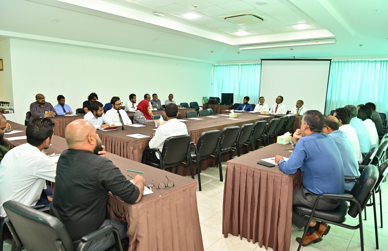 ރައީސް އޮފީހުގެ ފަރާތުން މި ދައުރުގެ ކުރީކޮޅު ނޫސްވެރިންނާ ބައްދަލުކޮށް، ނޫސްވެރިންނަށް ކުރިމަތިވެފައިވާ ދަތިތައް އޮޅުން ފިލުވަނީ.