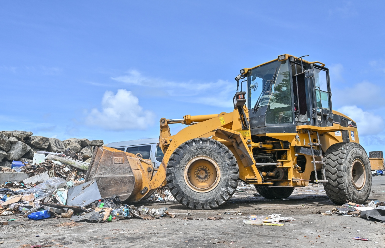 އިންޑަސްޓްރިއަލް ވިލެޖު ސާފުކުރުމުގެ މަސައްކަތް ކުރަނީ.-- ފޮޓޯ: ނިޝާން އަލީ/ މިހާރު