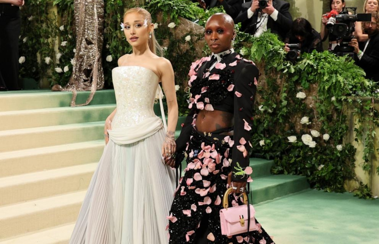 އެމެރިކާގެ ލަވަކިޔުންތެރިޔާ އަރިއާނާ ގްރާންޑޭ އަދި އެރިވޯ.