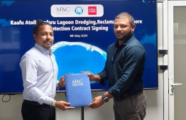 Posing for a photo following the agreement signing for the large-scale tourism project in K. Gaafaru.