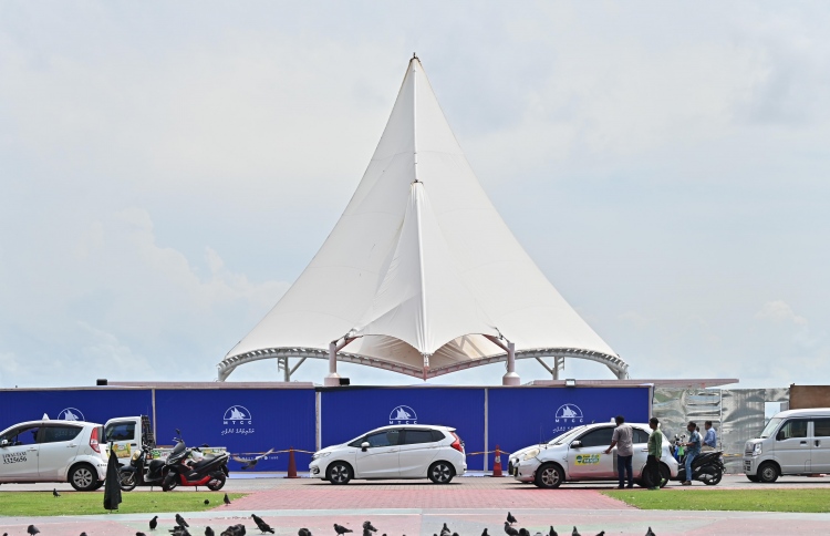 ރަސްމީ ފާލަން ވަރަށް ބޮޑަށް ހަލާކުވެ، މަރާމާތު ކުރަނީ