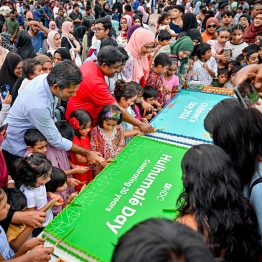 Children lined up to cut the cake at the 'Ufaa Festival' held on Friday inside Hulhumale Central Park to commemorate the national Children's Day. -- Photo: Nishan Ali |Mihaaru News