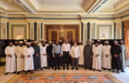 President Dr Mohamed Muizzu and his delegation posing for a picture with Maldivian students residing in Saudi Arabia.
