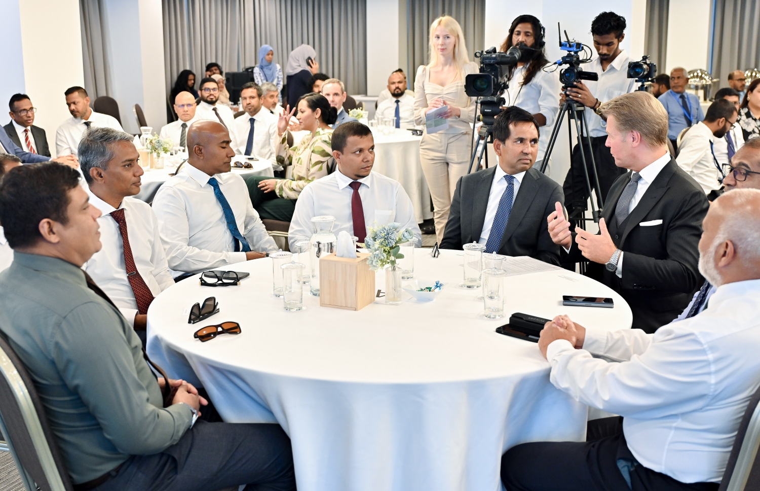 އިފްޒާއާ އެކު ސަރުކާރުން އެމްއޯޔޫގައި ސޮއި ކުރުމަށް މިއަދު ބޭއްވި ރަސްމިއްޔާތުގެ ތެރެއިން -- ފޮޓޯ: ނިޝާން އަލީ / މިހާރު