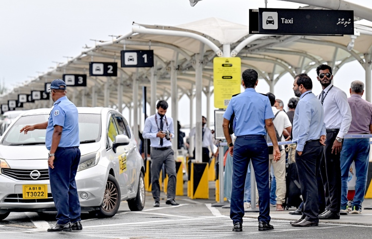 އެއާޕޯޓުގައި ޓެކްސީ މަދުވެއްޖެ، ސަރުކާރުން ދޫނުދޭނެ