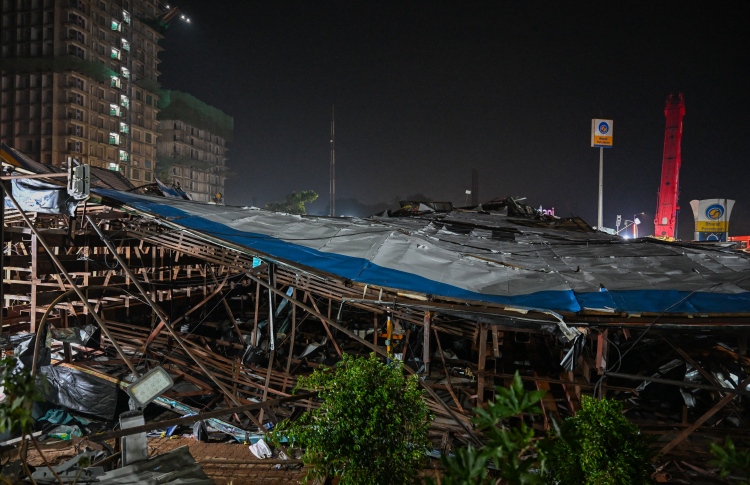 އިންޑިއާގައި ބިލްބޯޑެއް ވެއްޓި 12 މީހަކު މަރުވެއްޖެ