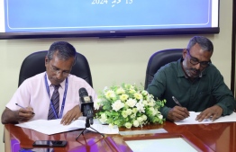Principal of Villa High School, Saeed Ahmed and  Owner of Amu Plus Constructions, Mohamed Afrah Abdul Saththar signing the agreement to provide exclusive bus services for Villa High School students. -- Photo: Villa International High School