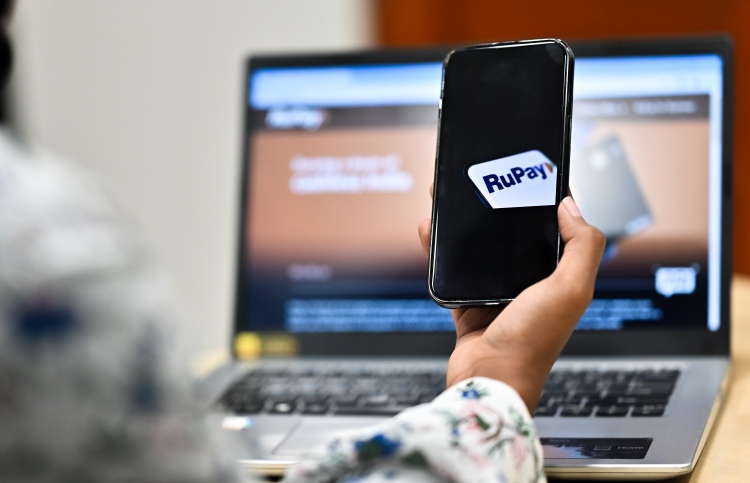 އިންޑިއާގެ ރޫޕޭ ރާއްޖޭގައި ބޭނުން ކުރެވޭ ގޮތް ހަދަނީ