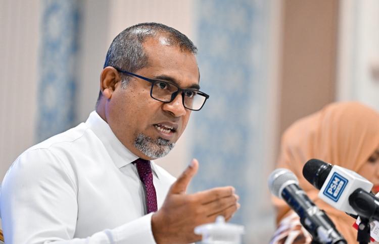 ހެލްތު މިނިސްޓަރު ހަލީލް ފްލެޓެއް ބައްލަވައިގެންފި