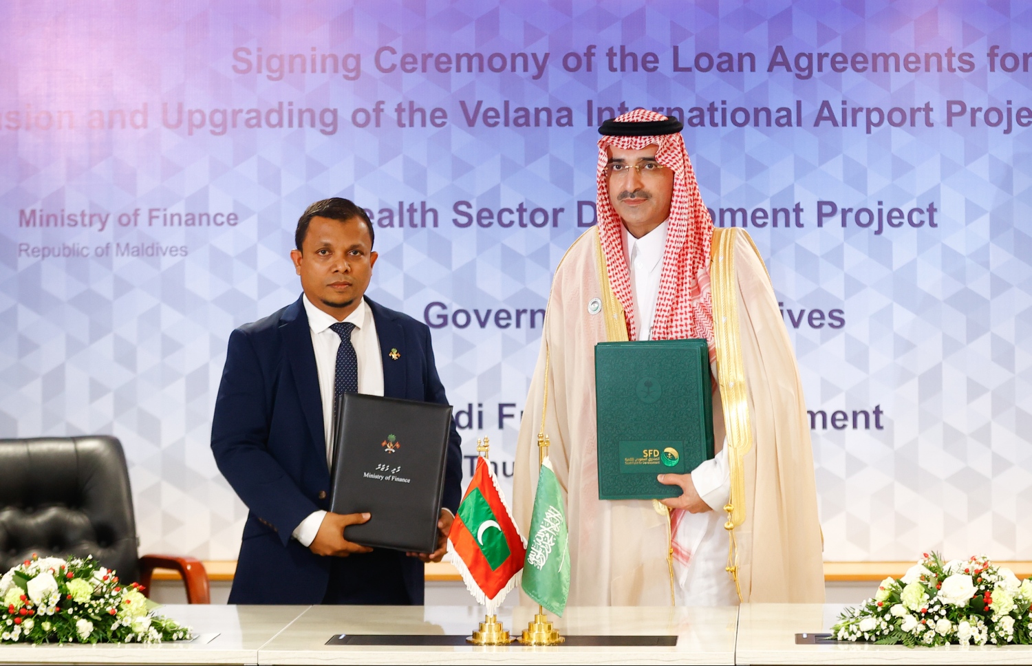 ސައޫދީ ފަންޑުގެ އެންމެ އިސްވެރިޔާ ސުލްތާން އަބްދުއްރަހްމާން އަލް މަރުޝަދު މިދިޔަ އަހަރުގެ މޭ މަހު ރާއްޖެ އަށް ކުރެއްވި ދަތުރުގައި، އާ ޓާމިނަލް ނިންމަން އެ ވަގުތަށް ބޭނުންވި ލޯނުގެ އެއްބަސްވުމުގައި ސޮއިކުރަން ބޭއްވި ރަސްމިއްޔާތުގައި އޭރުގެ ފިނޭންސް މިނިސްޓަރު ޝަފީގާ އެކު.---ފޮޓޯ: ރައީސް އޮފީސް