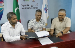 Male' City Council and Haiman Constructions signing the agreement for concluding all finishing touches at the Aa Sahara cemetery. -- Photo: Male' City Council