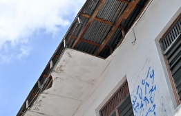 The structure of Gomashige is unstable, with parts of the building collapsing onto the road.-- Photo: Nishan Ali / Mihaaru