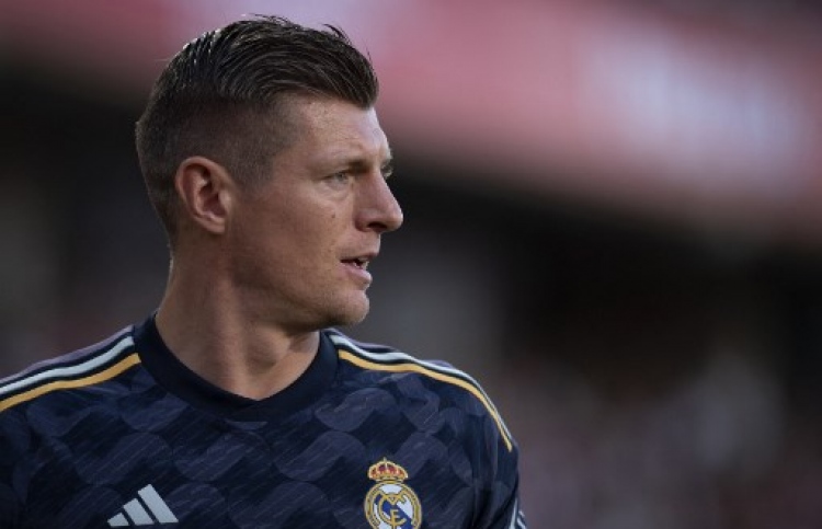 އެންމެ މަތީ ފެންވަރުގައި ހުރެ، ކްރޫޒް ރިޓަޔާކުރަނީ