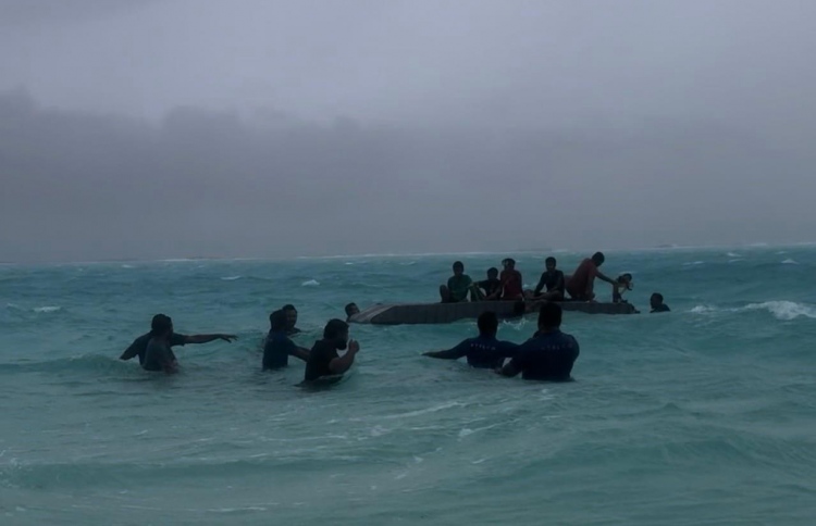 ގަދަ ކޮޅިގަނޑުގައި ސްޓެލްކޯ މުވައްޒަފުންގެެ އެހީ!