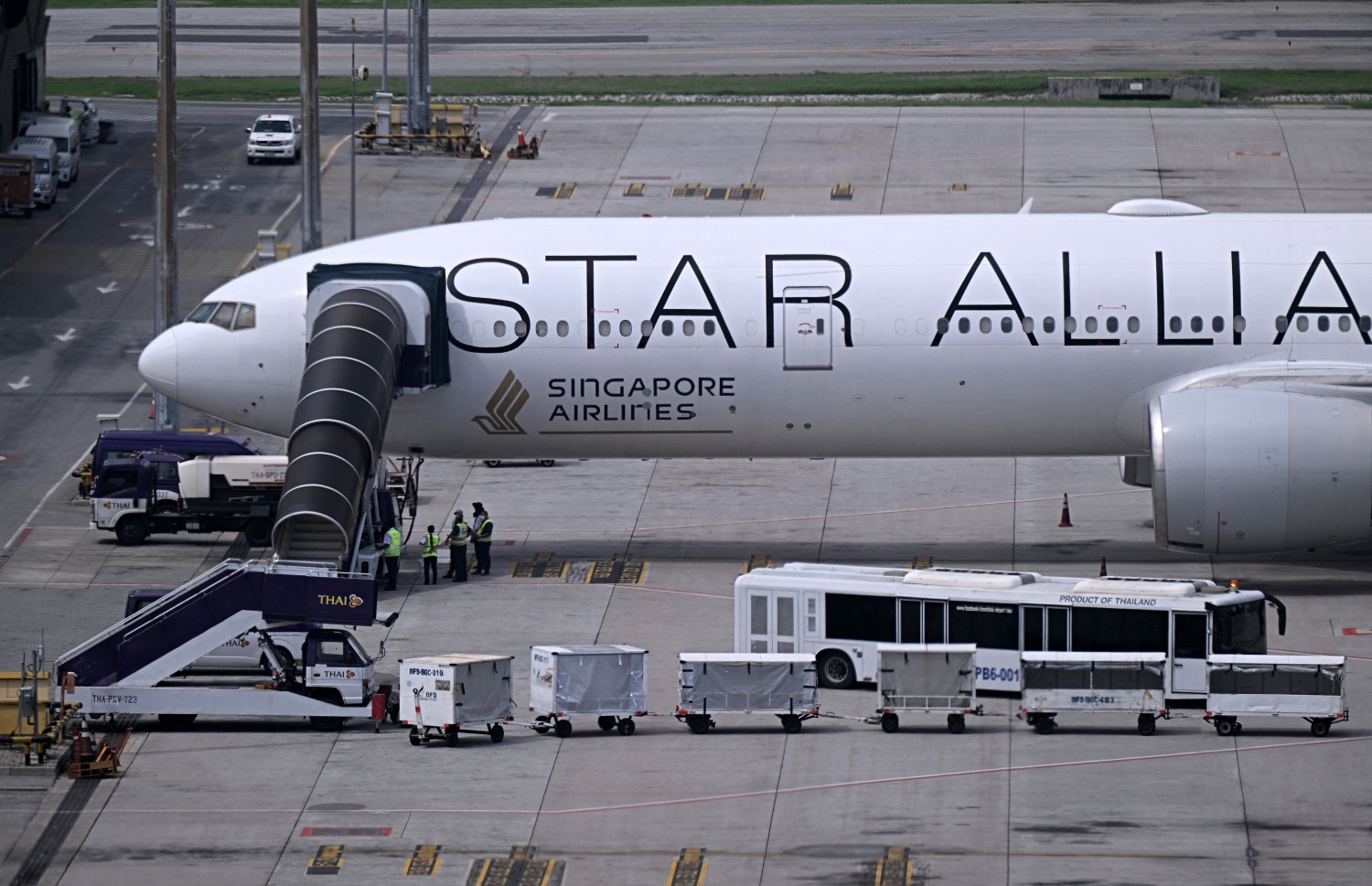 ޓާބިއުލަންސް އާ ކުރިމަތިވި ސިންގަޕޯ އެއާލައިންސްގެ ބޯޓު އެމަޖެންސީގައި ބެންކޮކަށް ޖައްސާފައި. --ފޮޓޯ: އޭއެފްޕީ