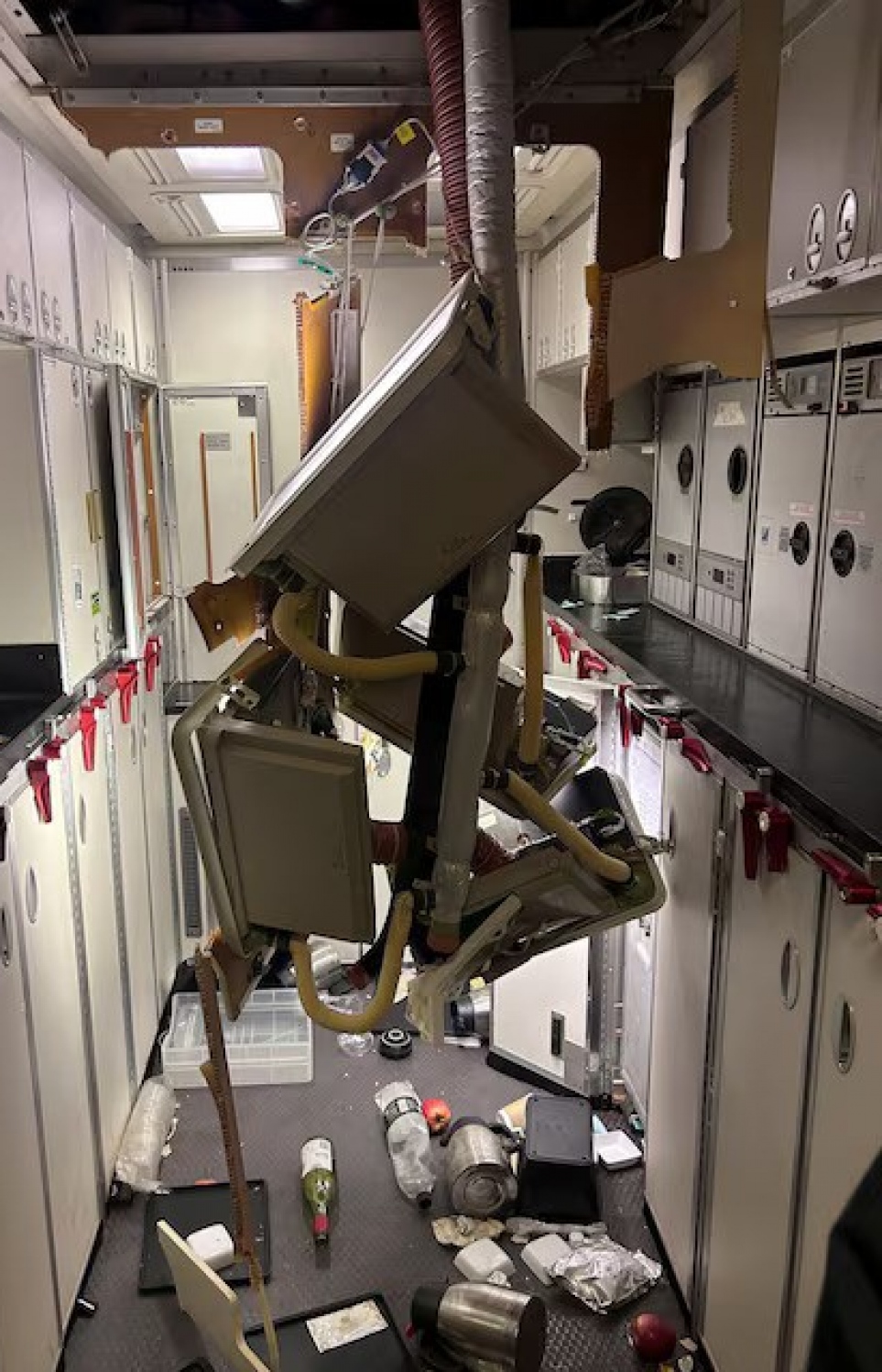 ޓާބިއުލަންސް އާ ކުރިމަތިވި ސިންގަޕޯ އެއާލައިންސްގެ ބޯޓުގެ މަތީގައި ހަރުކޮށްފައި ހުރި ޕެނަލްތައް ތިރިއަށް ވެއްޓިފައި. --ފޮޓޯ: ރޮއިޓާސް