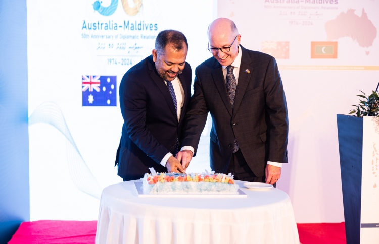 އޮސްޓްރޭލިޔާ އާއި ރާއްޖޭގެ ސިޔާސީ ގުޅުމަށް 50 އަހަރުވުން ފާހަގަ ކުރުމަށް ބޭއްވި ހަފުލާގައި ހައިކޮމިޝަނަރާއި ފޮރިން މިނިސްޓަރު މޫސާ ޒަމީރު ކޭކު ފަޅުއްވަނީ