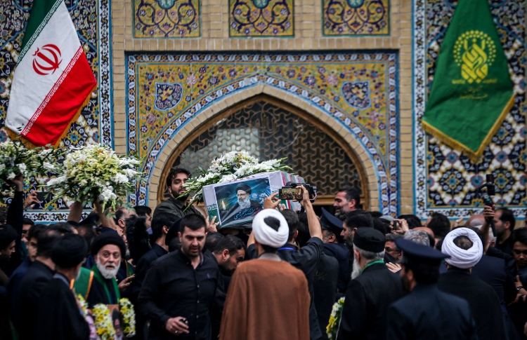 ރައިސީގެ ޖަނާޒާގައި އެތައް ހާސް މީހުން ބައިވެރިވެއްޖެ