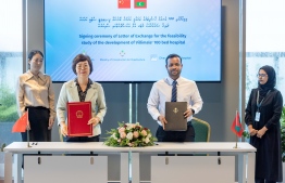 Minister of Construction and Infrastructure, Dr Abdulla Muththalib and the Chinese Ambassador to the Maldives, Wang Lixin posing for a photo after signing the agreement to conduct research on building a 100 bed tertiary hospital in Vilimale'. -- Photo: IGMH