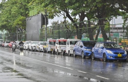 Vehicles parked unlawfully on the side of Boduthakurufaanu Magu. -- Photo: Nishan Ali / Mihaaru News