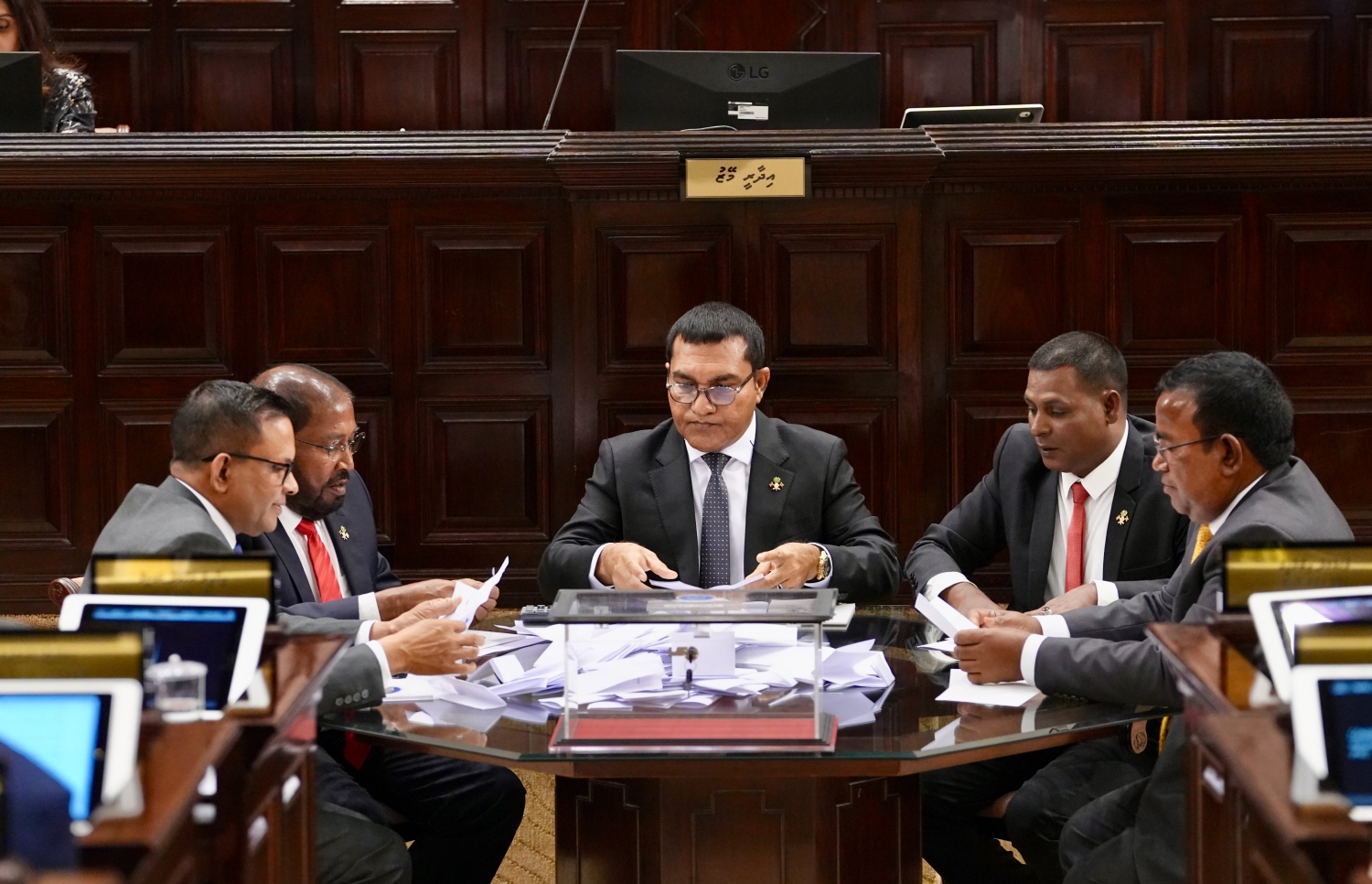 މަޖިލިހުގެ ރައީސާއި ނައިބު ރައީސްގެ އިންތިހާބުގެ ވޯޓު ގުނަން މަޖިލިހުން ފާސްކުރި ފަސް މެމްބަރުންގެ ކޮމިޓީގެ މެމްބަރުން ވޯޓު ގުނުމުގައި.---ފޮޓޯ: މަޖިލިހުގެ އިދާރާ