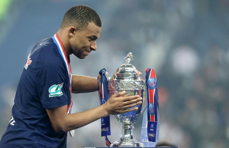 އިޓަލީ އަށް ބަދަލުވާނަމަ ކުޅޭނީ މިލާނަށް: އެމްބާޕޭ