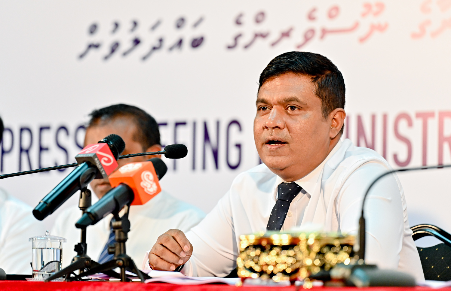 ޓްރާންސްޕޯޓު މިނިސްޓްރީން މީގެ ކުރިން ބޭއްވި ނޫސްވެރިންގެ ބައްދަލުވުމެއްގައި މިނިސްޓަރު އަމީން ވާހަކަދައްކަވަނީ.--