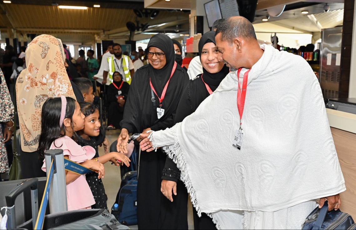 ރާއްޖެ އިން މި އަހަރު ހައްޖަށް ދާ މީހުންގެ ފުރަތަމަ ގުރޫޕުގެ މީހަކު މިއަދު ފުރުމުގެ ކުރިން އޭނާގެ އާއިލާ މީހުންނާ އެކު ވަގުތުކޮޅެއް ހޭދަކޮށްލަނީ -- ފޮޓޯ: ނިޝާން އަލީ | މިހާރު