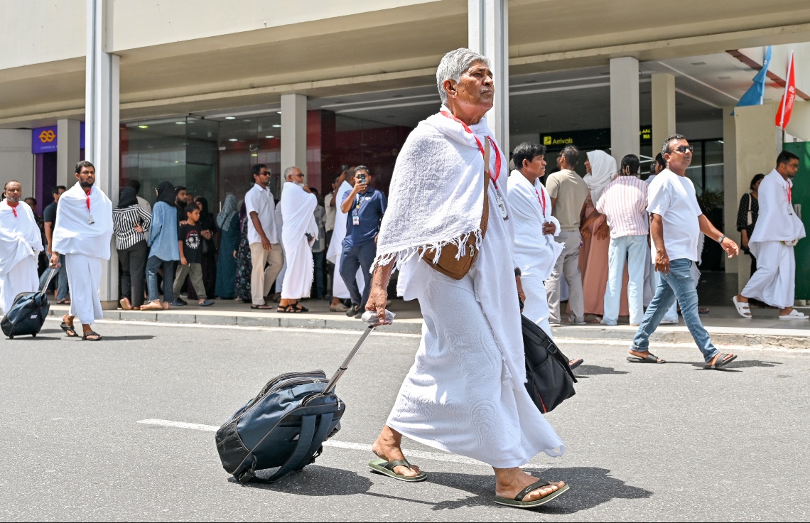 ރާއްޖެ އިން މި އަހަރު ހައްޖަށް ދާ މީހުންގެ ފުރަތަމަ ގުރޫޕްގެ ބަޔަކު ފުރަން ގޮސް ވެލާނާ އިންޓާނޭޝަނަލް އެއާޕޯޓްގައި ހަރަކާތްތެރިވަނީ.--- ފޮޓޯ: ނިޝާން އަލީ| މިހާރު