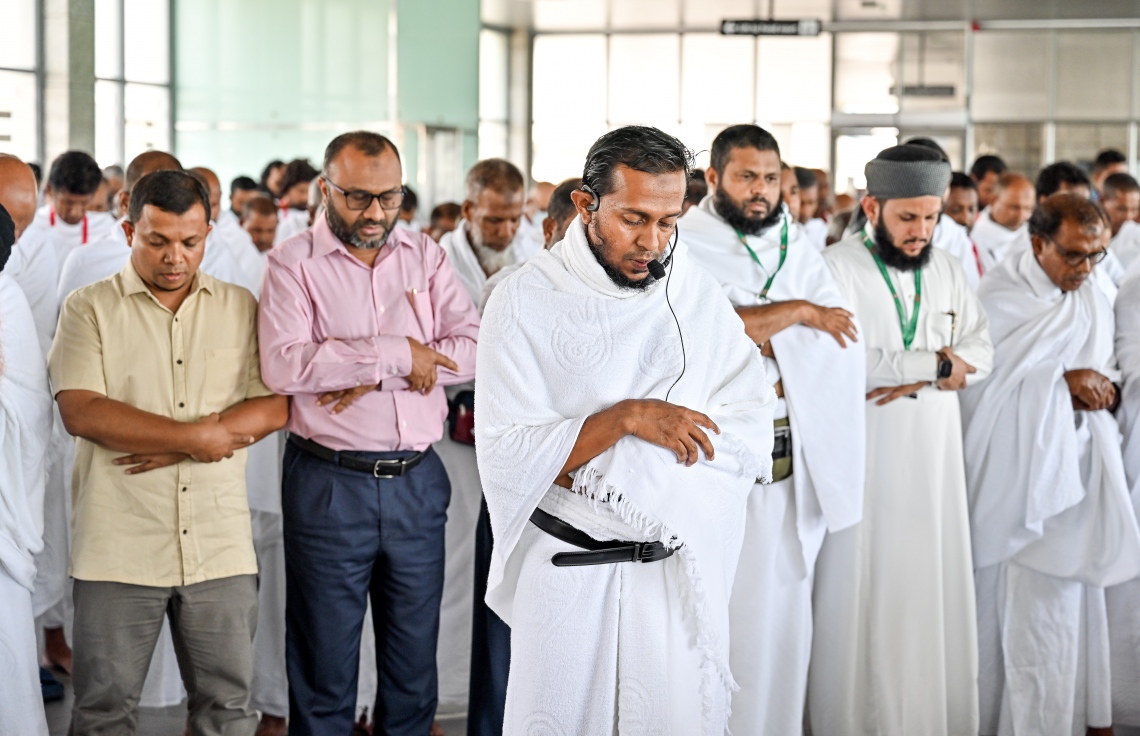 ރާއްޖެ އިން މި އަހަރު ހައްޖަށް ދާ މީހުންގެ ފުރަތަމަ ގުރޫޕްގެ ހައްޖުވެރިންނާއެކު، އިސްލާމިކް މިނިސްޓަރު ޝަހީމް އާއި ފިނޭންސް މިނިސްޓަރު ޝަފީގް މިއަދު ހުކުރު ނަމާދުގައި ބައިވެރިވަނީ.--- ފޮޓޯ: ނިޝާން އަލީ | މިހާރު