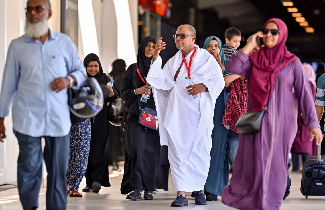 ރާއްޖެ އިން މި އަހަރު ހައްޖަށް ދާ މީހުންގެ ފުރަތަމަ ގުރޫޕްގެ ބަޔަކު ފުރަން ގޮސް ވެލާނާ އިންޓާނޭޝަނަލް އެއާޕޯޓްގައި ހަރަކާތްތެރިވަނީ.--- ފޮޓޯ: ނިޝާން އަލީ| މިހާރު