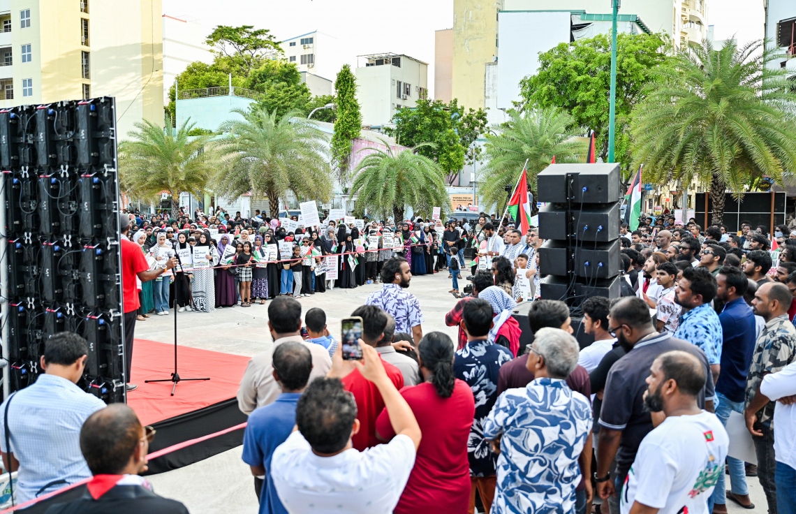 ހަމާސް ނައްތާލުމުގެ ނަމުގައި ޔަހޫދީން ފަލަސްތީނުގެ ޣައްޒާ އާއި ރަފަހް އަށް ދެމުންދާ ހަމަލާތަކާ ދެކޮޅަށް އަޑުއުފުލުމުގެ ގޮތުން އިއްޔެ މާލޭގައި އާޓިފިފަޝަލް ބީޗް ސަރަހައްދުގައި ބޭއްވި އެއްވުން.-- ފޮޓޯ: ނިޝާން އަލީ | މިހާރު