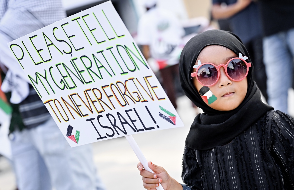 ހަމާސް ނައްތާލުމުގެ ނަމުގައި ޔަހޫދީން ފަލަސްތީނުގެ ޣައްޒާ އާއި ރަފަހް އަށް ދެމުންދާ ހަމަލާތަކާ ދެކޮޅަށް އަޑުއުފުލުމުގެ ގޮތުން އިއްޔެ މާލޭގައި އާޓިފިފަޝަލް ބީޗް ސަރަހައްދުގައި ބޭއްވި ކުޑަކުއްޖަކު ބައިވެރިވަނީ.-- ފޮޓޯ: ނިޝާން އަލީ | މިހާރު