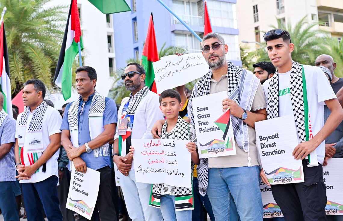 ހަމާސް ނައްތާލުމުގެ ނަމުގައި ޔަހޫދީން ފަލަސްތީނުގެ ޣައްޒާ އާއި ރަފަހް އަށް ދެމުންދާ ހަމަލާތަކާ ދެކޮޅަށް އަޑުއުފުލުމުގެ ގޮތުން އިއްޔެ މާލޭގައި އާޓިފިފަޝަލް ބީޗް ސަރަހައްދުގައި ބޭއްވި އެއްވުން.-- ފޮޓޯ: ނިޝާން އަލީ | މިހާރު