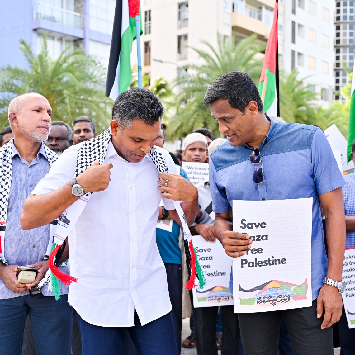 ހަމާސް ނައްތާލުމުގެ ނަމުގައި ޔަހޫދީން ފަލަސްތީނުގެ ޣައްޒާ އާއި ރަފަހް އަށް ދެމުންދާ ހަމަލާތަކާ ދެކޮޅަށް އަޑުއުފުލުމުގެ ގޮތުން އިއްޔެ މާލޭގައި އާޓިފިފަޝަލް ބީޗް ސަރަހައްދުގައި ބޭއްވި އެއްވުމުގައި ކުރީގެ ނައިބު ރައީސް އާއި އުމަރު ނަސީރު ބައިވެރިވެވަޑައިގަންނަވަނީ.-- ފޮޓޯ: ނިޝާން އަލީ | މިހާރު