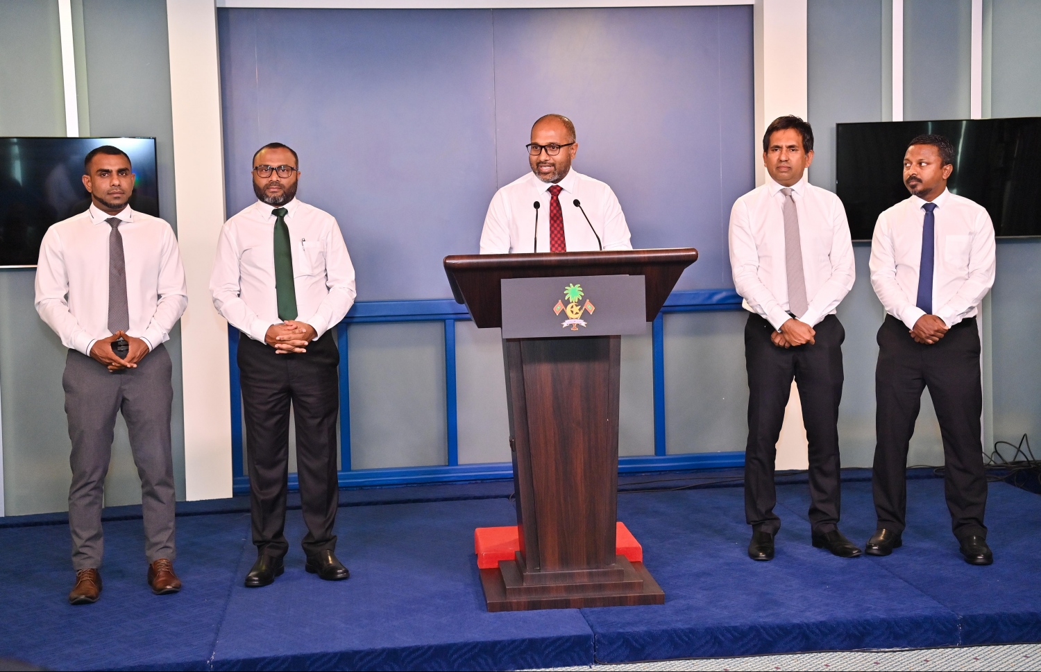 އިޒްރޭލުގެ ޕާސްޕޯޓު މަނާކުރުމަށް ގާނޫނަށް އިސްލާހު ގެންނަން ކެބިނެޓުން މިއަދު ނިންމުމަށް ފަހު، ރައީސް އޮފީހުގައި ބޭއްވި ނިއުސް ކޮންފަރެންސްގައި ހޯމްލޭންޑު ސެކިއުރިޓީ މިނިސްޓަރު އިހުސާން (މ) އެކަމުގެ ތަފްސީލުތައް ދެއްވާއިރު، އެ ކޮމިޓީގެ ދެން ތިއްބެވި ބޭފުޅުން މަޑުކޮށްލައްވައިގެން.-- ފޮޓޯ: ރައީސް އޮފީސް