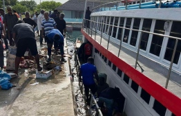 Bilehfahi residents try to retrieve the goods on the boat.-- Photo: Bilehfahi Council