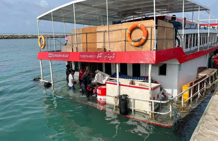 ގިނަ އަދަދެއްގެ މުދަލާ އެކު ކަނޑިތީމު ބޯޓެއް އަޑިއަށް