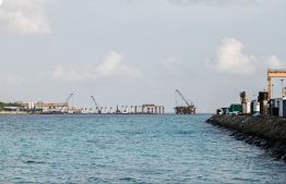 Work ongoing on pillars affixed between Vilimale' and Gulhifalhu to proceed the ThilaMale' bridge project contracted to Indian company, Afcons Infrastructure. -- Photo: Fayaz Moosa / Mihaaru News