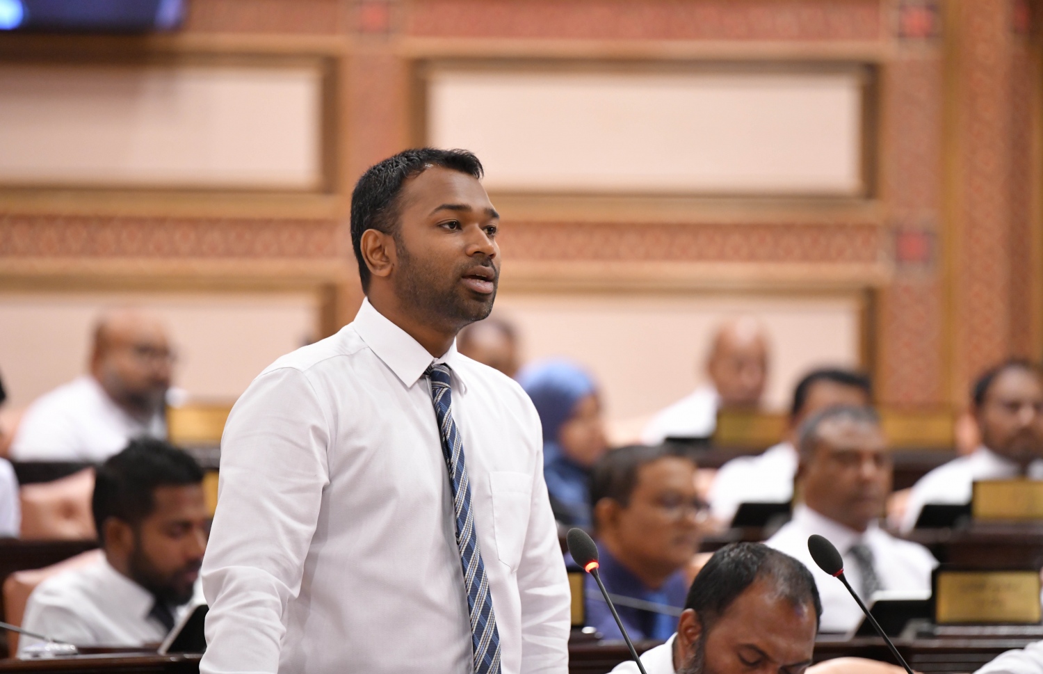 ގަލޮޅު ދެކުނު ދާއިރާގެ މެންބަރު މީކާއިލް އަހުމަދު ނަސީމް: -- ފޮޓޯ: މަޖިލިސް