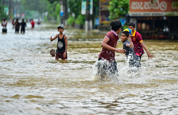 މަޑުމަޑުން ދަތުރުކުރާ ބާރުގަދަ ކޮޅިގަނޑެއް އިންޑިއާއަށް
