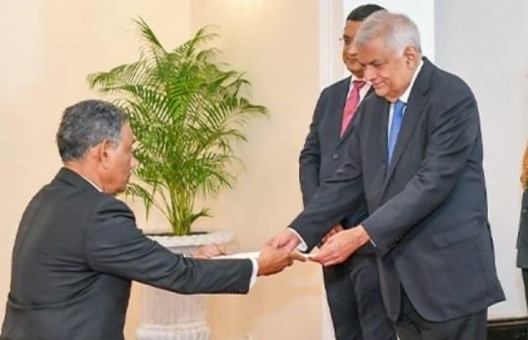 މަސްއޫދު، ސަފީރުކަމުގެ ފަތްކޮޅު ރަނިލްއަށް އަރުވައިފި