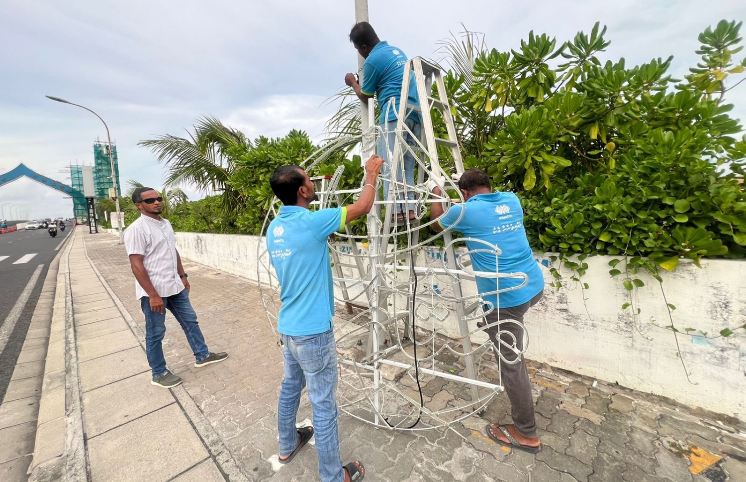 އީދު ލައިޓު ހަރުކުރުމުގެ މަސައްކަތުގައި ކައުންސިލްގެ މުވައްޒަފުން ހަރަކާތްތެރިވަނީ.-- ފޮޓޯ: މާލެ ސިޓީ ކައުންސިލް