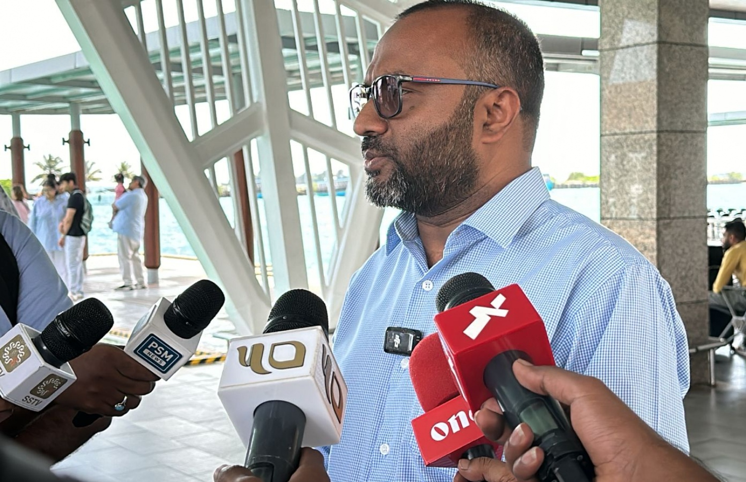 މި އަހަރުގެ ހައްޖުގެ އަޅުކަމަށް ފުރާވަޑައިގަތުމުގެ ކުރިން މިނިސްޓަރު ޝަހީމް އެއާޕޯޓުގައި ނޫސްވެރިންނާ ވާހަކަ ދައްކަވަނީ.