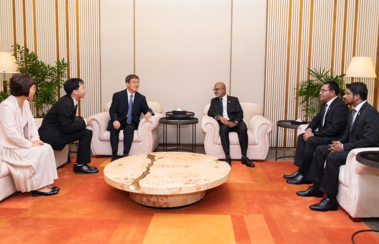 ބަޓީ، ރަސްމީ ދަތުރުފުޅެއްގައި ރާއްޖެ ވަޑައިގެންފި