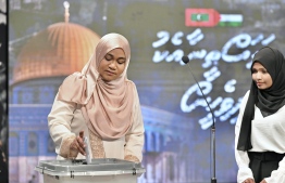 First Lady Sajidha Mohamed makes a donation during the telethon organized to aid the people of Palestine -- Photo: President's Office