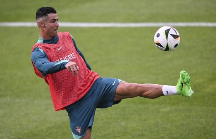 ރޮނާލްޑޯގެ ޓްރޭނިން ބަލަން، ޓިކެޓް 800 ޑޮލަރަށް